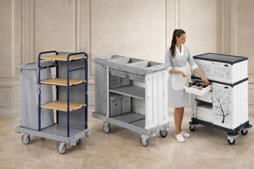 Présentation de 3 chariots hôteliers en différents matériaux plastique, métal, rylsan, bois