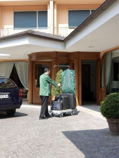 Chariot porte bagages en hôtel ou maison d'hôtes