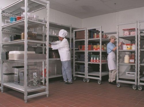 Cuisine centrale et rayonnage alimentaire
